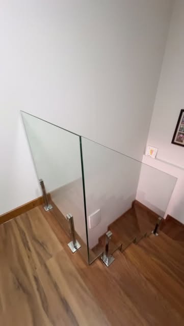 Guarda-corpo de vidro temperado em escada residencial
